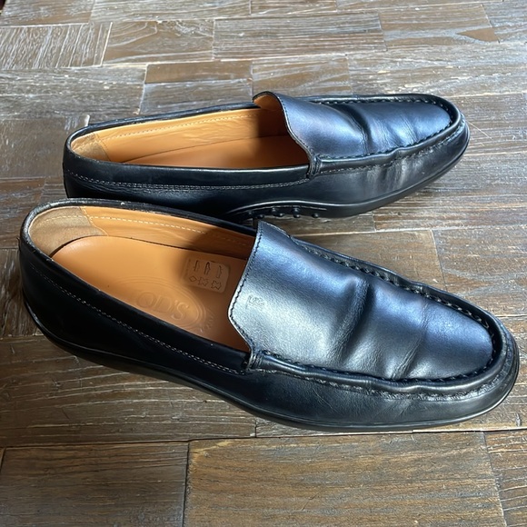 Tod's Classic Leather Slip On Loafers🖤 - Picture 5 of 14